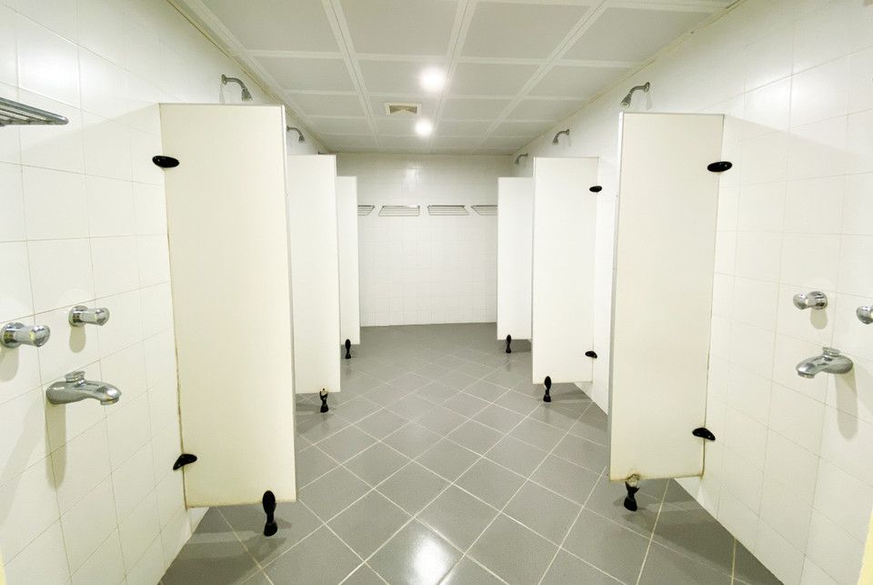 Phòng tắm của hai đội bóng tại sân. (Ảnh: Nam Nguyễn/Vietnam+)