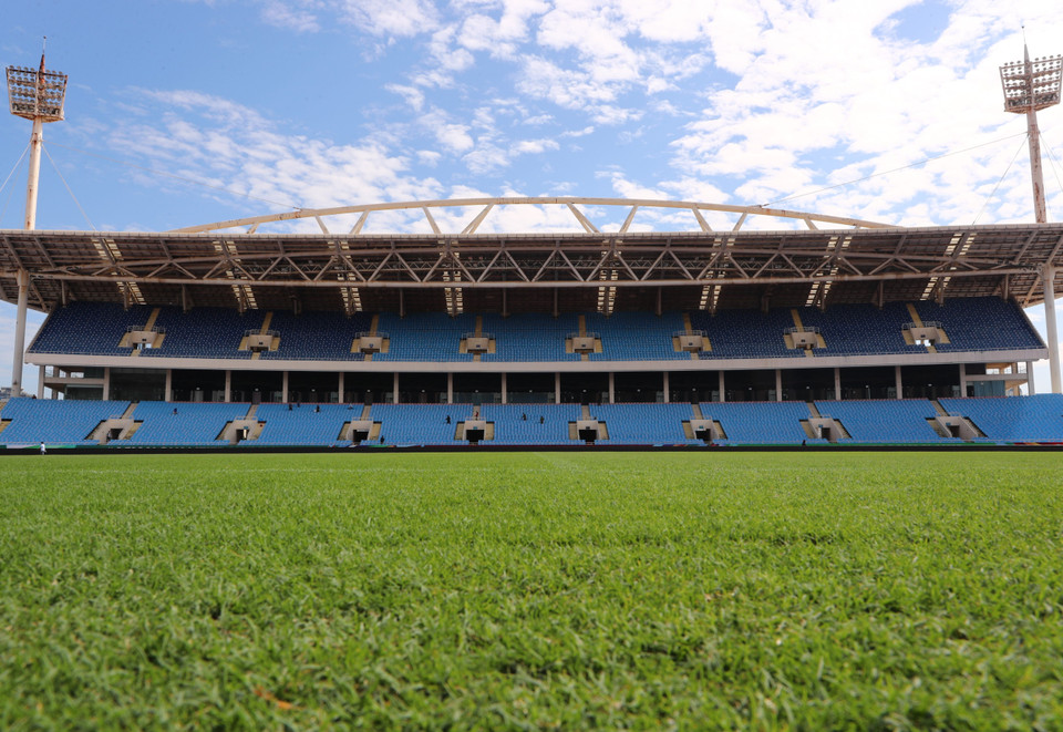 Cận cảnh mặt sân Mỹ Đình sau khi được cải tạo. Cỏ xanh mượt, được trồng mới trên lớp nền chất lượng hơn trước. (Ảnh: Hiển Nguyễn/Vietnam+)