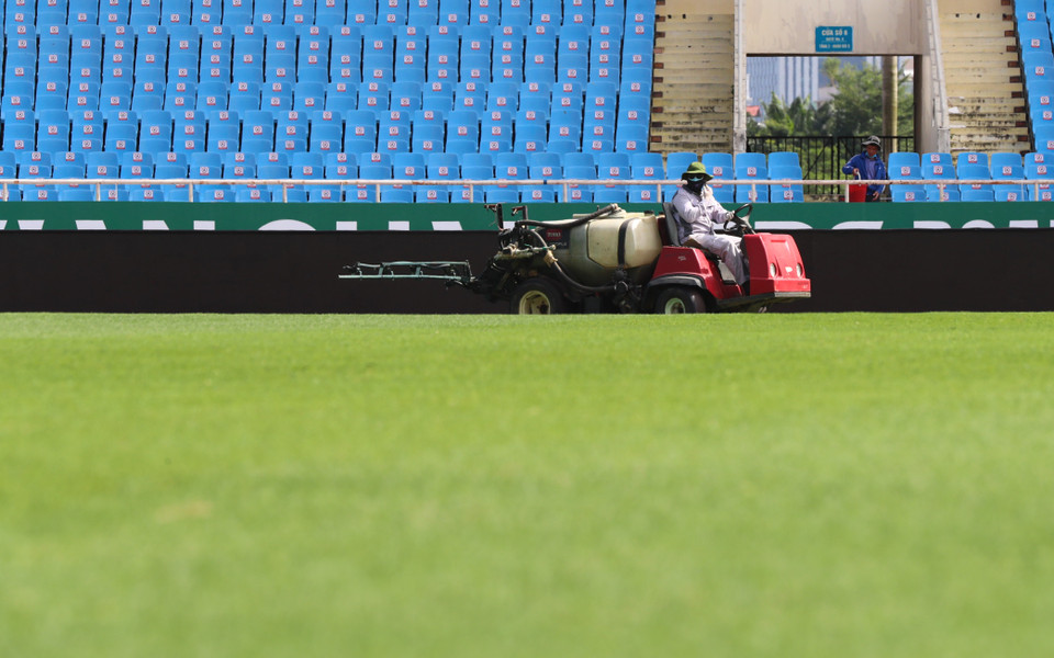 Các công nhân chăm sóc tại Mỹ Đình đang nỗ lực hoàn thiện những bước cuối cùng. (Ảnh: Hiển Nguyễn/Vietnam+) 