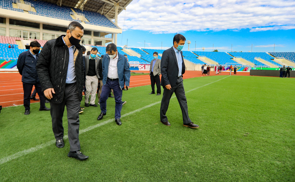 Sáng nay (9/11), lãnh đạo ngành thể thao đã kiểm tra và đánh giá mặt sân Mỹ Đình đủ điều kiện tổ chức hai trận đấu tới của tuyển Việt Nam tại vòng loại World Cup 2022 khu vực châu Á. (Ảnh: Nam Nguyễn/Vietnam+)