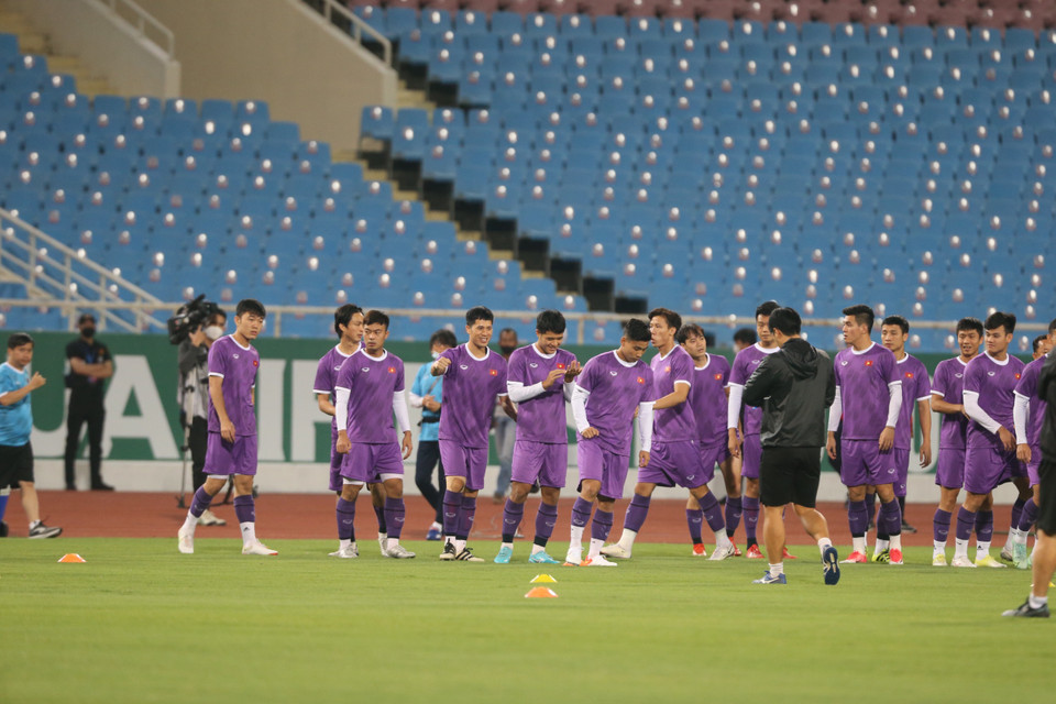 Đội tuyển Việt Nam tập luyện ở sân Mỹ Đình vào chiều nay (9/11) trên mặt cỏ tốt mới được cải tạo. (Ảnh: PV/Vietnam+)