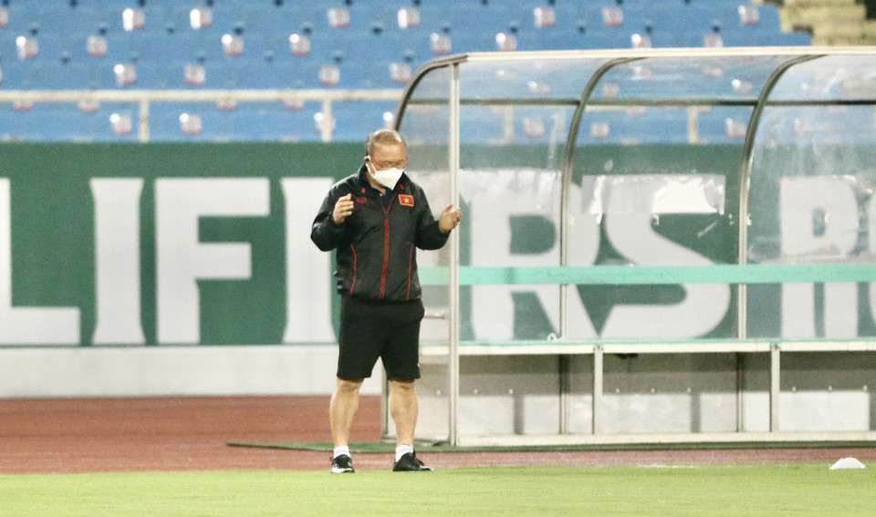 Như thường lệ, huấn luyện viên Park Hang-seo cầu nguyện ở trước mỗi buổi tập làm quen sân thi đấu của tuyển Việt Nam với mong muốn gặp nhiều may mắn. (Ảnh: PV/Vietnam+)