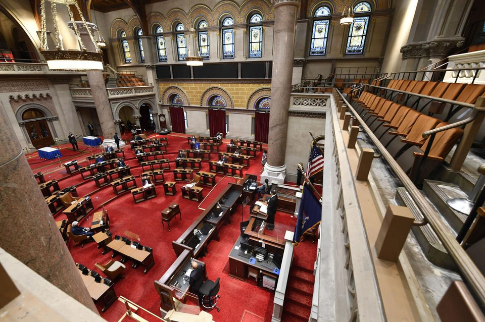 Trong dịch COVID-19, các đại cử tri phải bảo đảm giãn cách. (Ảnh: AP)