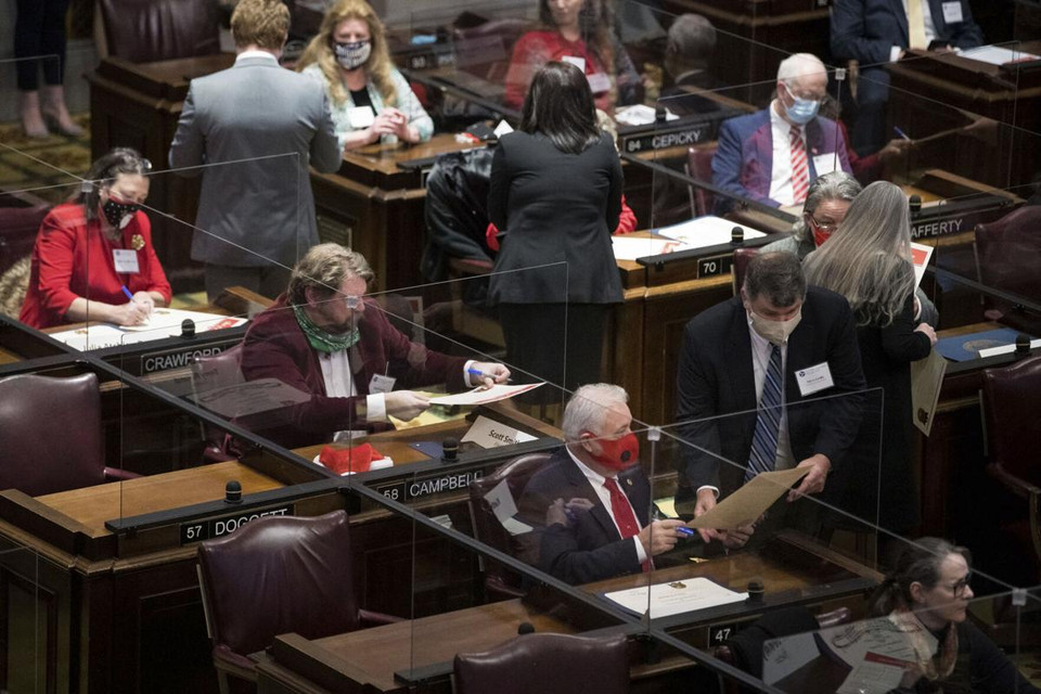 Các đại cử tri bắt đầu thủ tục xác nhận kết quả bầu cử. (Ảnh: AP)