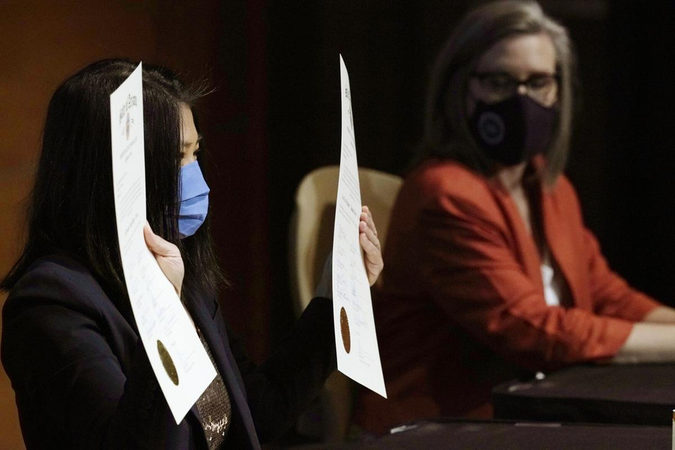 Đaị cử tri tại Arizona xác nhận tài liệu. (Ảnh: AP)