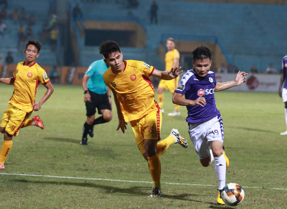 Quang Hải và Văn Quyết là hai mũi nhọn đáng chú ý của Hà Nội FC ở trận đấu này khi hoạt động rộng và năng nổ. (Ảnh: Nguyên An)