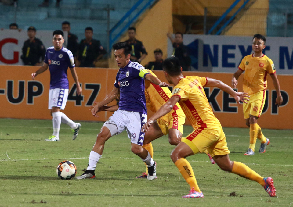 Hà Nội FC chủ động tấn công ngay những phút đầu trận đấu với việc kiểm soát bóng vượt trội. (Ảnh: Nguyên An)