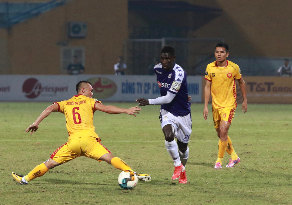 Lần lượt Quang Hải, Văn Quyết và Omar khuấy đảo hàng hàng thủ đối phương. Điều này khiến Thanh Hoá gặp nhiều khó khăn trong phòng ngự và khó triển khai bóng tấn công. (Ảnh: Nguyên An)