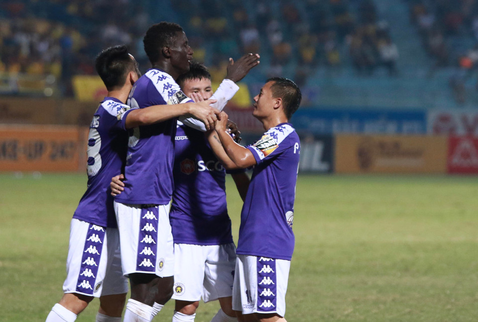 Sau bàn mở tỷ số, Hà Nội FC như cởi bỏ được áp lực và chơi thăng hoa hơn. Pape Omar tiếp tục là người ghi bàn nâng tỷ số lên 2-0 cho đội chủ nhà sau một cú sút căng. (Ảnh: Nguyên An)