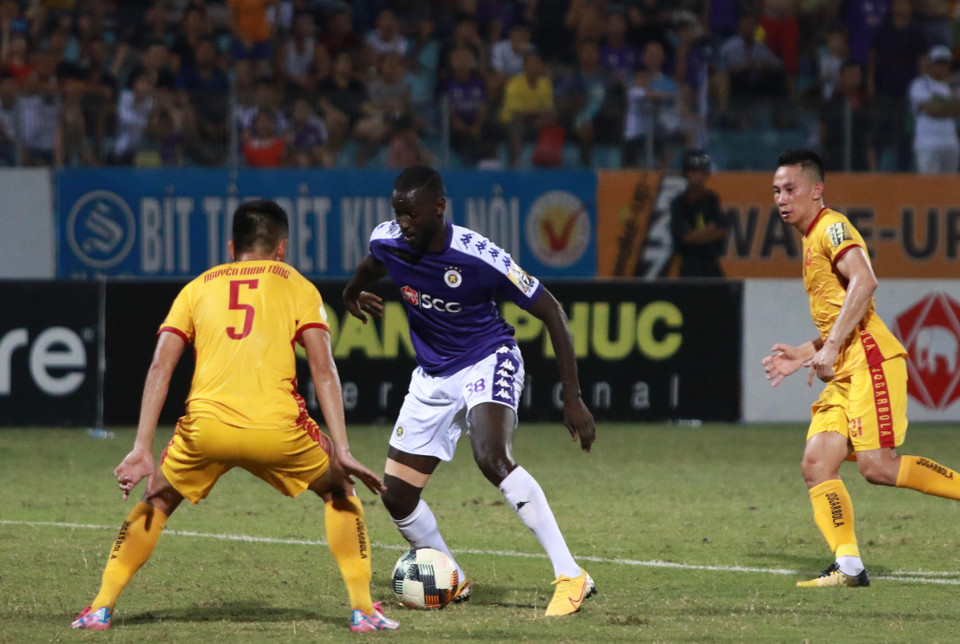 Tiền đạo Kebe vào sân ít phút thay cho Omar cũng đã chơi tốt và kịp để lại 1 bàn thắng sau một tình huống loại bỏ tới 3 hậu vệ đối phương và dứt điểm. (Ảnh: Nguyên An)