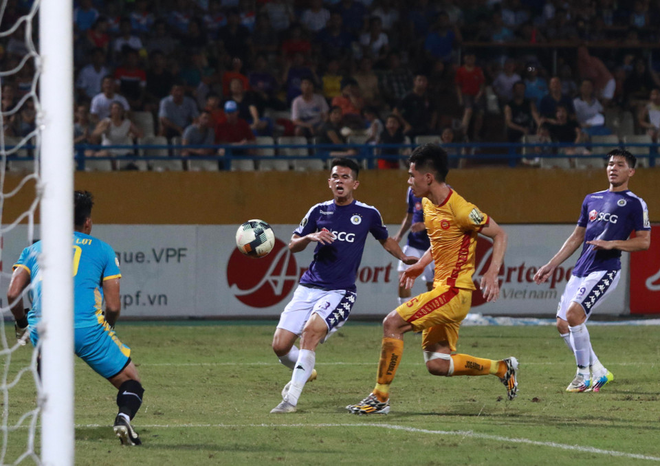 Thắng chung cuộc 5-0, Hà Nội FC giành trọn 3 điểm và củng cố vững chắc ngôi đầu bảng. Họ gia tăng khoảng cách với đội thứ hai Thành phố Hồ Chí Minh lên thành 5 điểm. (Ảnh: Nguyên An)