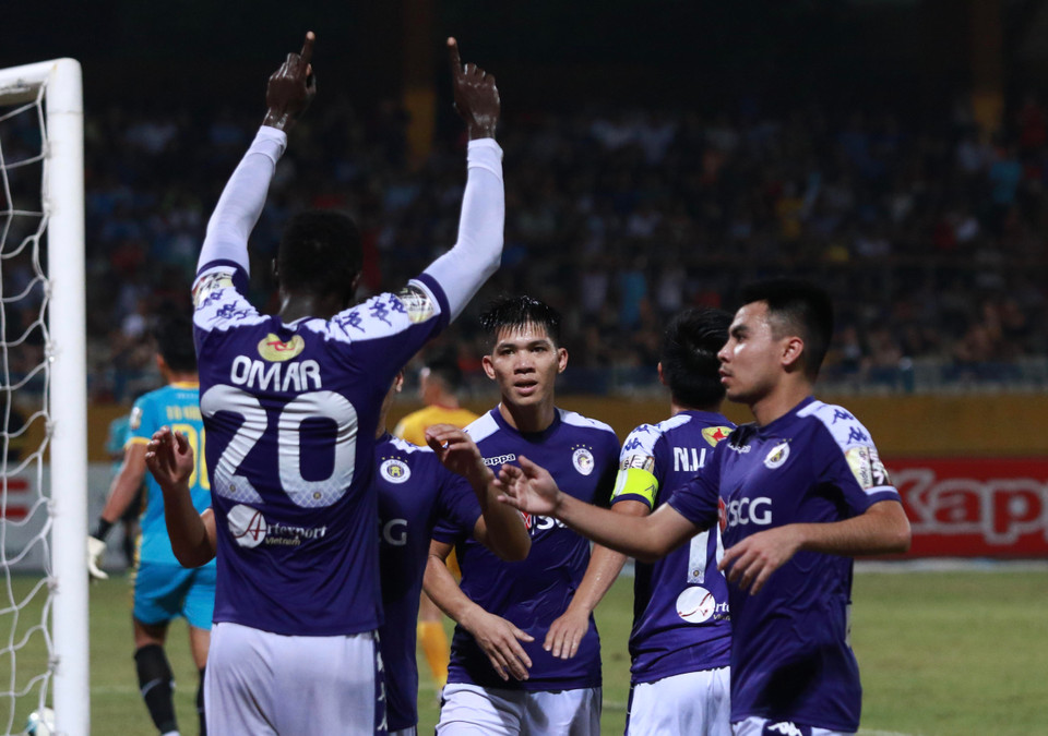 Tuy nhiên, dù làm chủ trận đấu, Hà Nội FC cũng chỉ có được bàn thắng đầu tiên ở phút thứ 38. Pape Omar là người mở tỷ số với cú dứt điểm cận thành chính xác sau đường căng ngang của Văn Quyết. (Ảnh: Nguyên An)