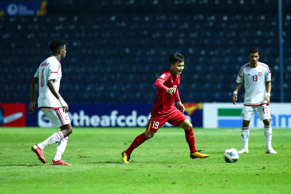 Tuy nhiên, Quang Hải vẫn nhiều lần dễ dàng đi bóng qua người tạo cơ hội cho đồng đội. (Ảnh: Nguyên An/Vietnam+)