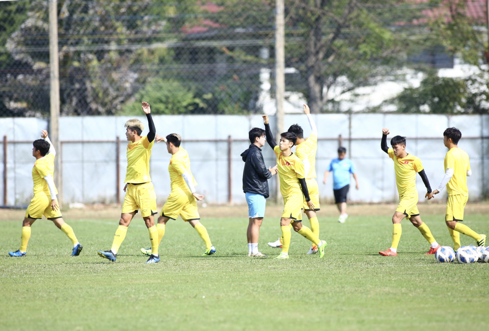 U23 Việt Nam chia làm hai nhóm tập luyện trong buổi sáng 11/1. Các cầu thủ đã đá chính ở trận đấu với U22 UAE sẽ tập nhẹ ở khách sạn trong khi số còn lại vẫn ra sân như bình thường. (Ảnh: Nguyên An/Vietnam+)