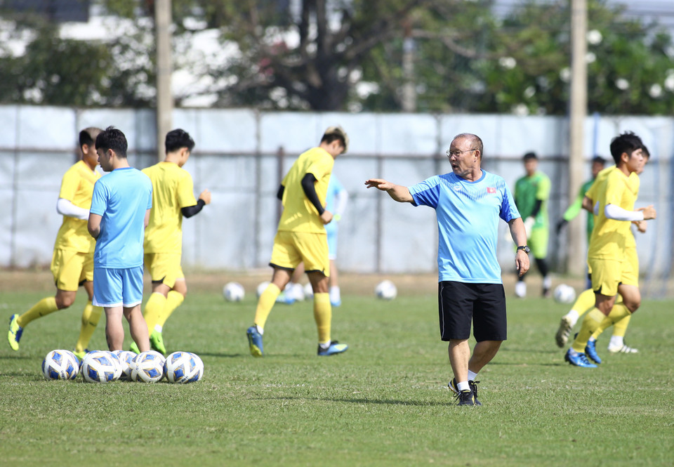 Huấn luyện viên Park Hang-seo nhiều lần phải chỉ bảo từng động tác cho cầu thủ để có thể tập luyện tốt hơn. (Ảnh: Nguyên An/Vietnam+)