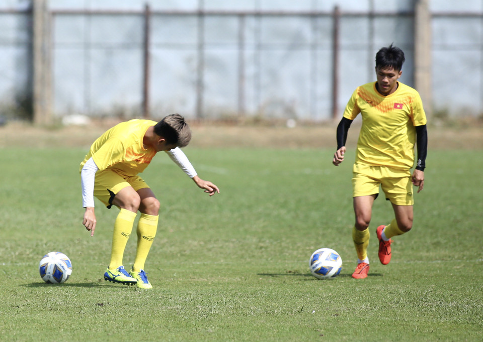 Dưới nắng nóng tại Thái Lan, các cầu thủ ở nhóm ít được thi đấu không hoàn thiện các bài tập trơn tru, còn mắc nhiều lỗi và liên tục bị nhắc nhở. (Ảnh: Nguyên An/Vietnam+)