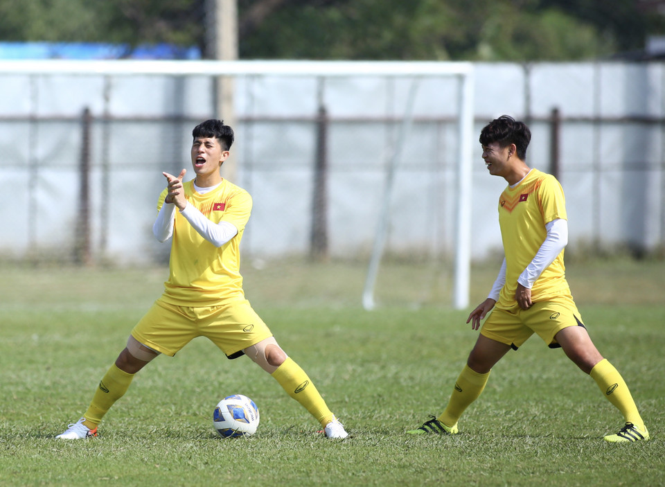 Trung vệ số 21 nhiều lần hô hào, khích lệ đồng đội tập luyện tích cực hơn ở buổi tập này khi thấy các bài tập chưa được hoàn thiện một cách tốt nhất. (Ảnh: Nguyên An/Vietnam+)