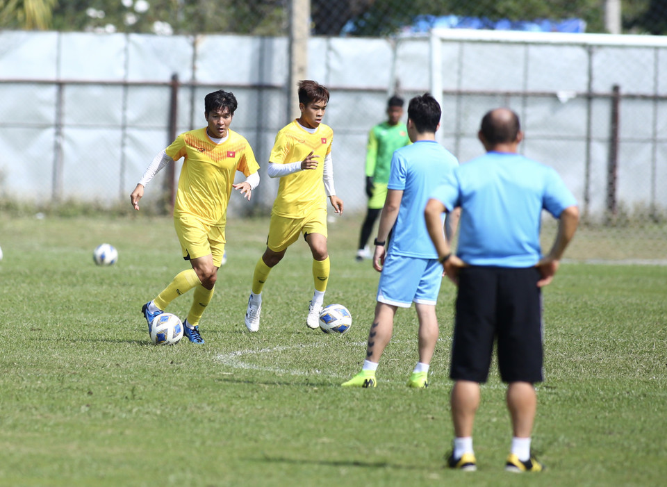 Huấn luyện viên Park Hang-seo quan sát rất kỹ các cầu thủ. Ông đội nắng gắt để chỉ đạo dù cũng vừa mới vất vả chỉ đạo U23 Việt Nam ở trận đấu ngày hôm qua. (Ảnh: Nguyên An/Vietnam+)