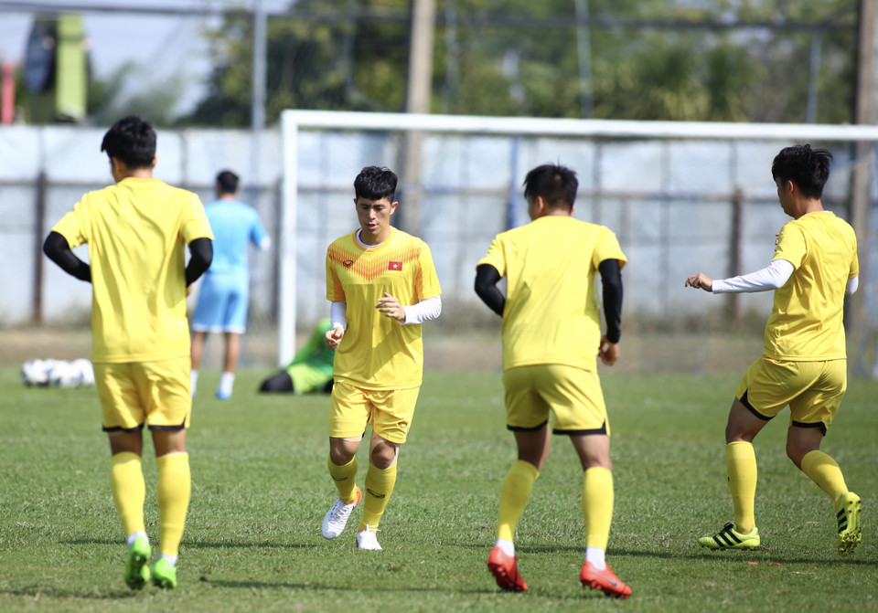 Trung vệ Đình Trọng thi đấu ít ở trận đấu vừa qua nên thuộc nhóm thứ hai, ra sân tập luyện dưới nắng cùng các đồng đội. (Ảnh: Nguyên An/Vietnam+)