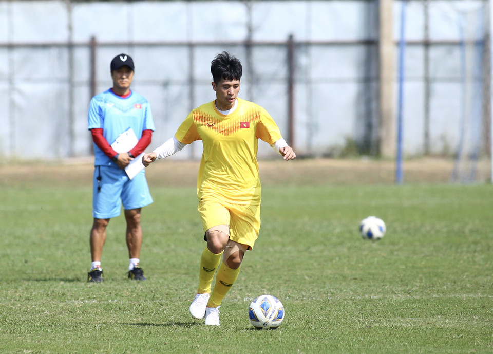 Vắng Quang Hải ở buổi tập này, Đình Trọng như một đội trưởng của U23 Việt Nam khi tập luyện nghiêm túc, nhắc nhở đồng đội. (Ảnh: Nguyên An/Vietnam+)