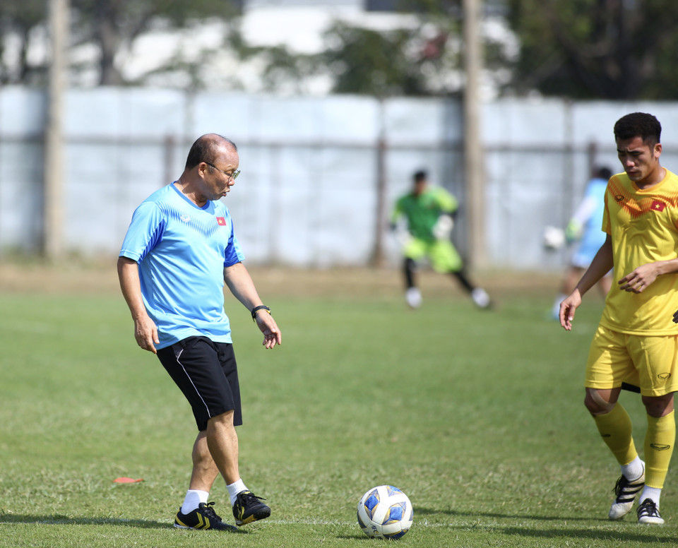 Tiền vệ Bùi Tiến Dụng được thầy Park hướng dẫn chi tiết động tác xoay người xử lý bóng. (Ảnh: Nguyên An/Vietnam+)