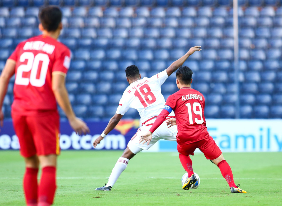 Bên cạnh tấn công, Quang Hải còn rất tích cực phòng ngự từ xa, sẵn sàng tranh chấp với đối thủ từ Tây Á có thể hình cao to hơn. (Ảnh: Nguyên An/Vietnam+)