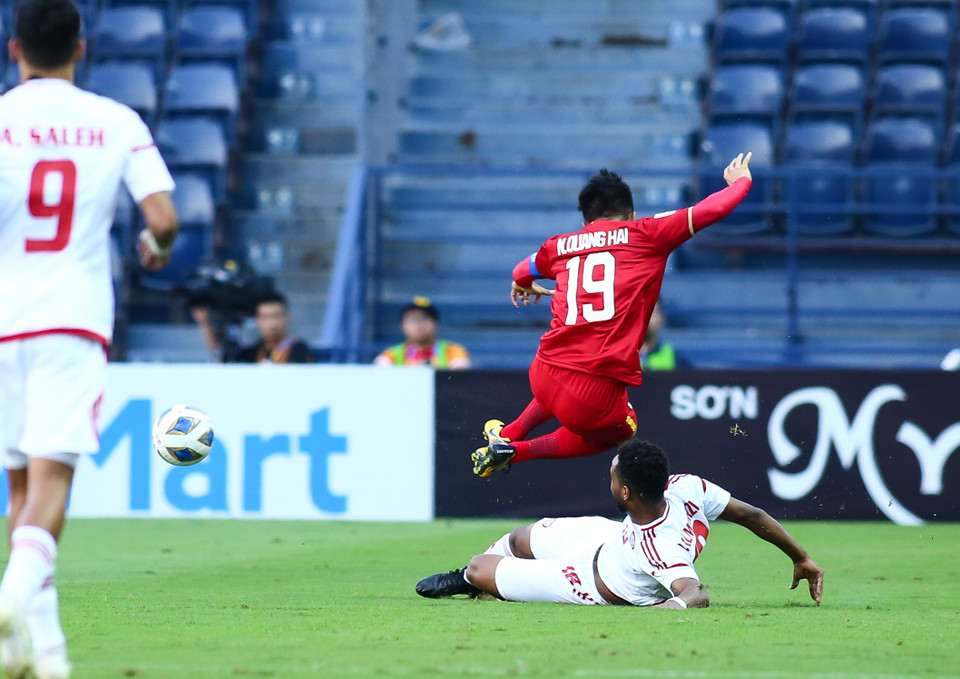 Bởi vậy, cầu thủ U23 UAE liên tục phải chọn cách phạm lỗi để ngăn cản đường bóng tấn công nguy hiểm từ Hải "con". (Ảnh: Nguyên An/Vietnam+)