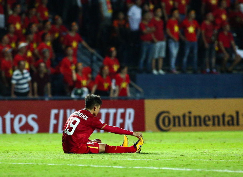 Thi đấu miệt mài và liên tục bị đối phương "chăm sóc", tiền vệ Hà Nội FC có dấu hiệu căng cơ ở cuối trận đấu. (Ảnh: Nguyên An/Vietnam+)