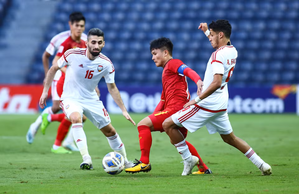 U23 UAE nhận biết được tầm quan trọng của Quang Hải nên luôn cử ít nhất hai người theo kèm sát tiền vệ U23 Việt Nam. (Ảnh: Nguyên An/Vietnam+)