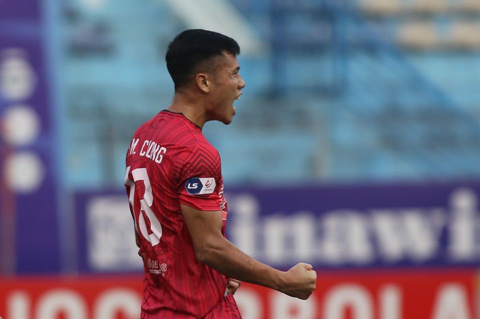 Chỉ riêng ở phút 28, sự mất tâm trung của Hà Nội FC mới tạo cơ hội cho Sài Gòn FC ghi bàn duy nhất ở trận này. Mạnh Cường là người đã lập công sau đường kiến tạo của Cao Văn Triền. (Ảnh: PV/Vietnam+)