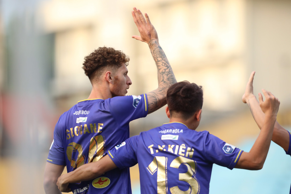 Ngay phút thứ 3 trận đấu, Geovane đã phá bẫy việt vị, thoát xuống nơi hành lang biên của Sài Gòn FC để tung cúp lốp bóng kỹ thuật qua đầu thủ môn Văn Phong, mở tỷ số trận đấu. (Ảnh: PV/Vietnam+)