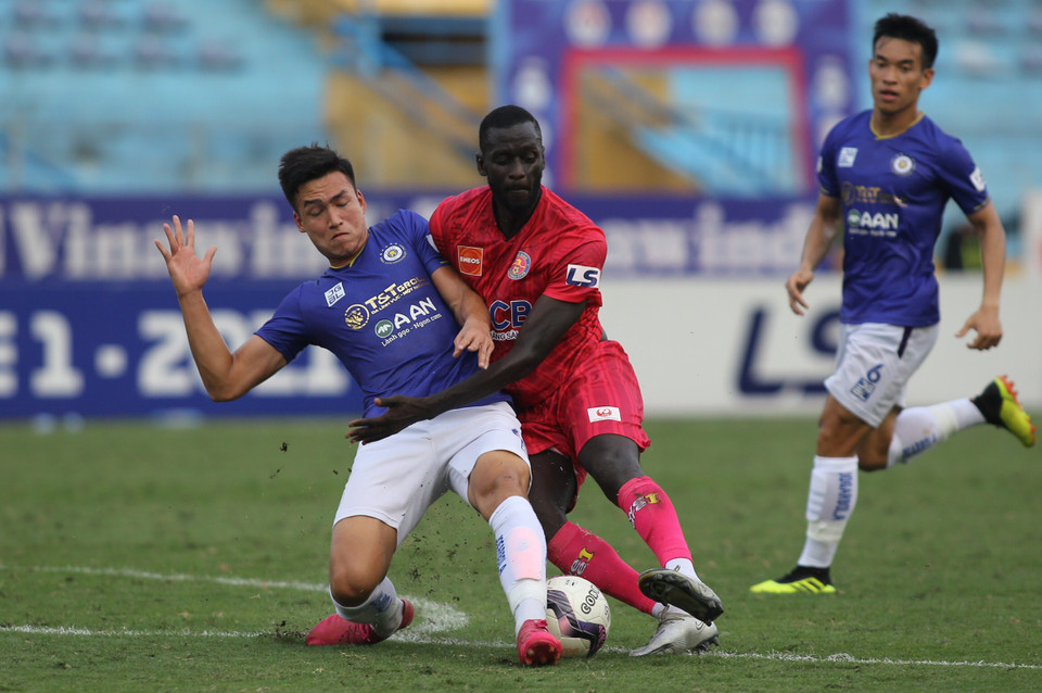 Trước Sài Gòn FC, Hà Nội FC chơi lấn lướt ngay sau tiếng còi khai trận với quyết tâm giành ba điểm khi đã phải liên tiếp nhận thất bại ở hai vòng đấu gần nhất. (Ảnh: PV/Vietnam+)