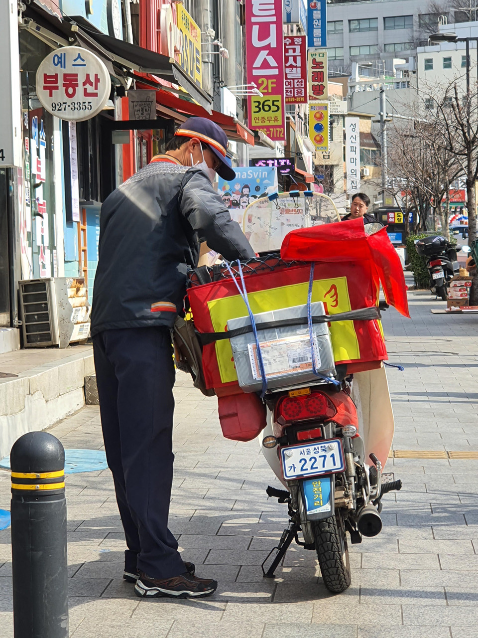 Nhân viên bưu điện hoạt động bình thường. (Ảnh: Mạnh Hùng/TTXVN)