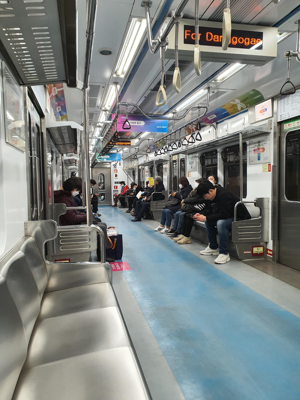 Hành khách trên tàu điện ngầm. (Ảnh: Mạnh Hùng/TTXVN)