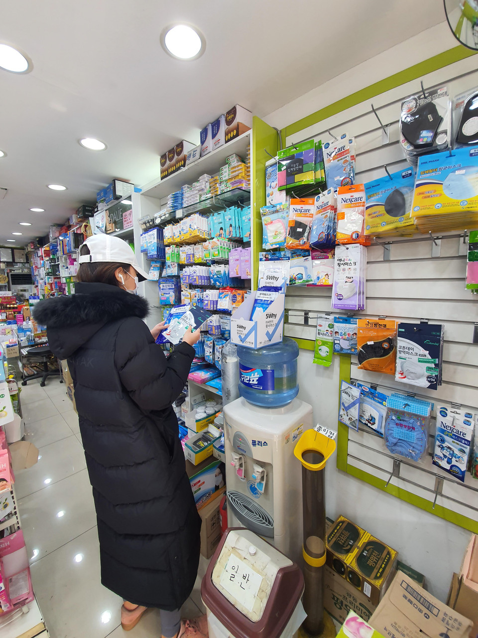 Các mặt hàng khẩu trang rất đắt khách tại các tiệm thuốc. (Ảnh: Mạnh Hùng/TTXVN)