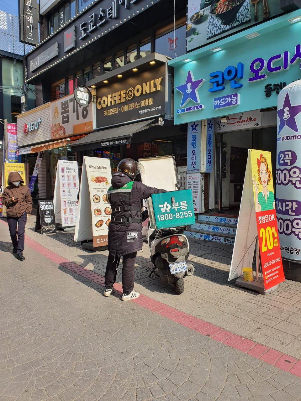 Dịch vụ giao hàng đắt khách. (Ảnh: Mạnh Hùng/TTXVN)