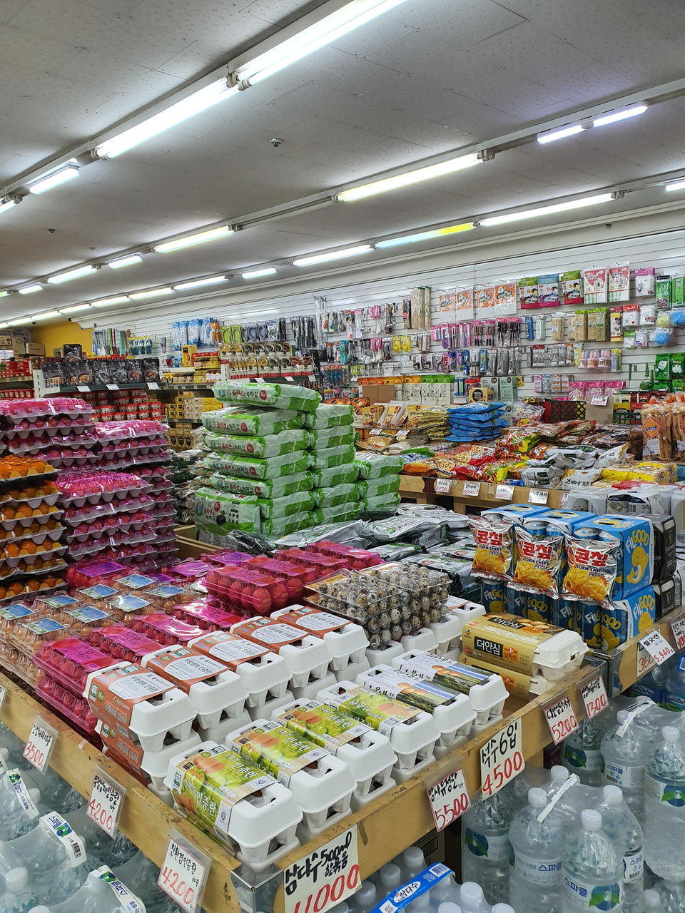 Siêu thị ngập tràn hàng hóa. (Ảnh: Mạnh Hùng/TTXVN)