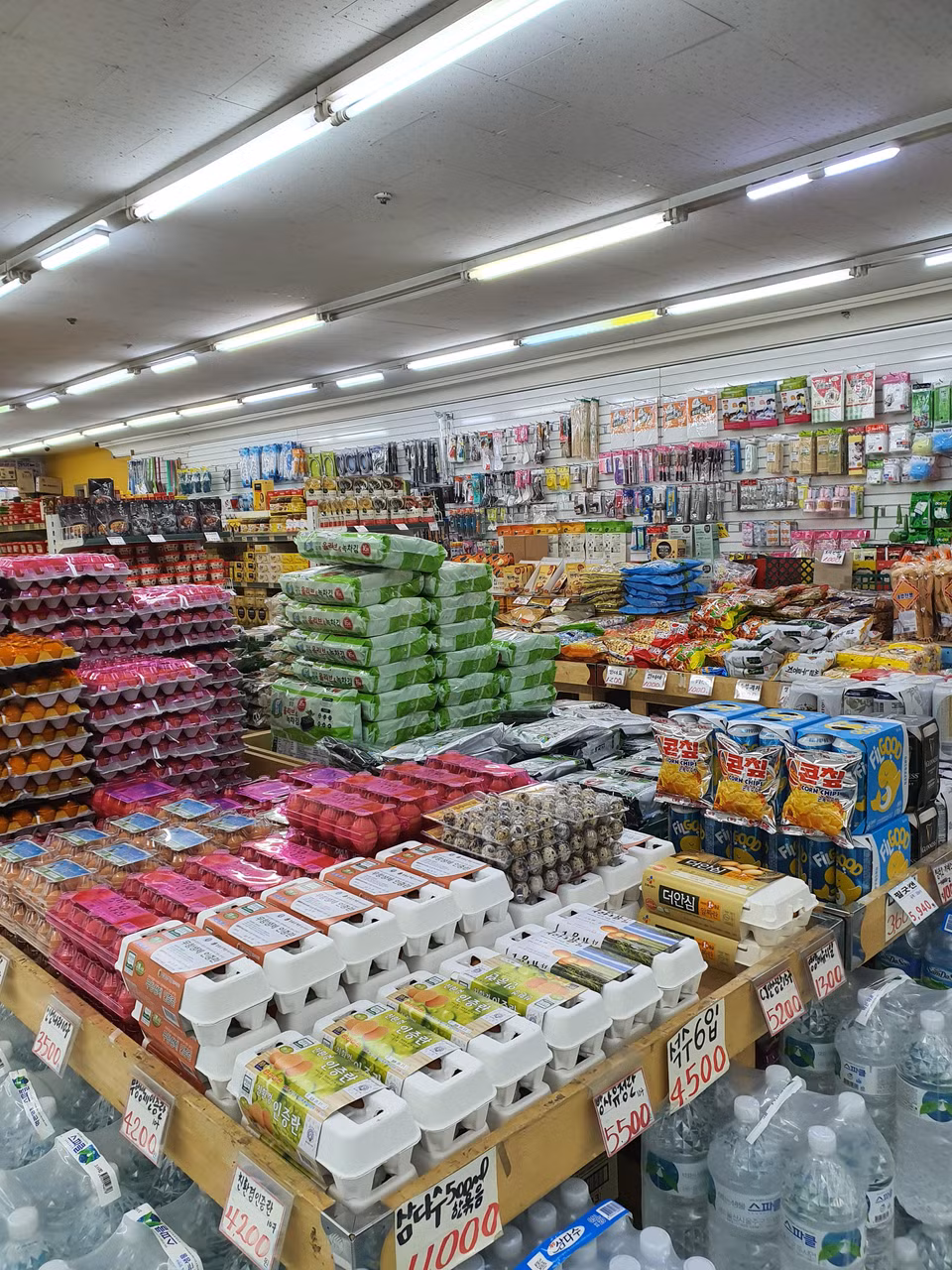 Siêu thị ngập tràn hàng hóa. (Ảnh: Mạnh Hùng/TTXVN)
