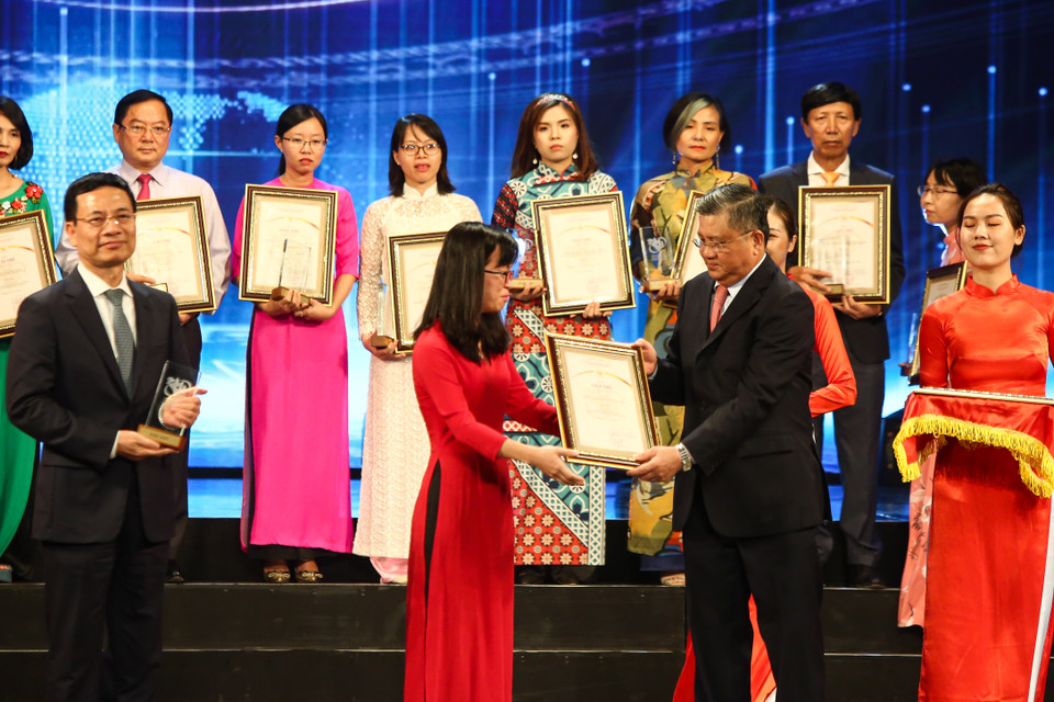 Các tác giả đoạt Giải Nhì (Ảnh Tá Hiển/Vietnam+)