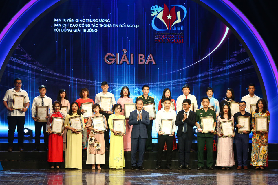 Các tác giả đoạt Giải Ba (Ảnh Tá Hiển/Vietnam+)