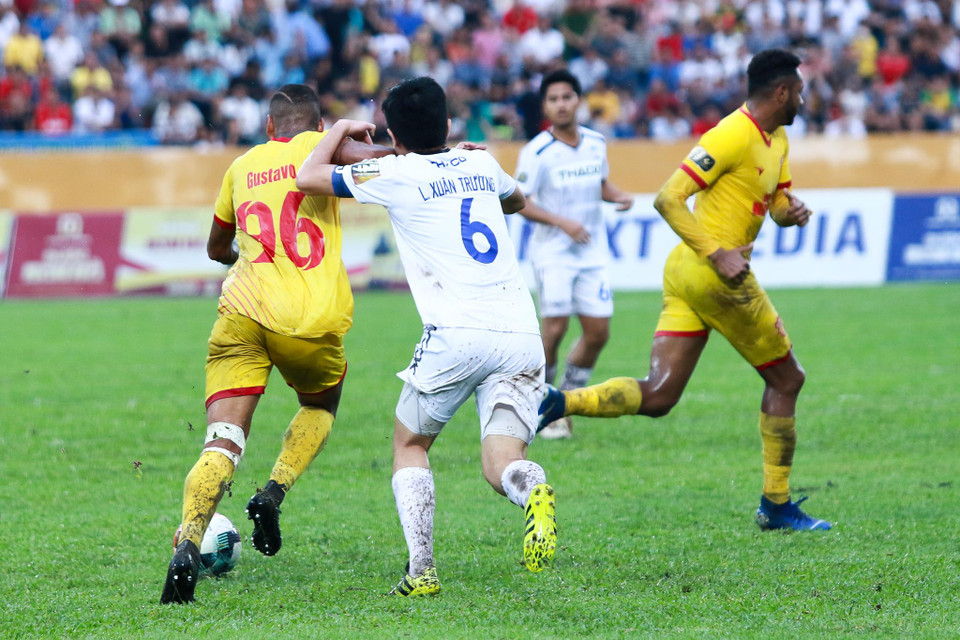 Xuân Trường cũng chưa thi đấu thật sự tốt ở trận này khi bị đội chủ nhà chủ động kèm chặt và chơi áp sát. (Ảnh: Nguyên An)