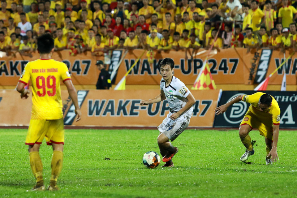 Trận này, Văn Toàn là một trong những cầu thủ thi đấu ấn tượng nhất bên phía Hoàng Anh Gia Lai. (Ảnh: Nguyên An)