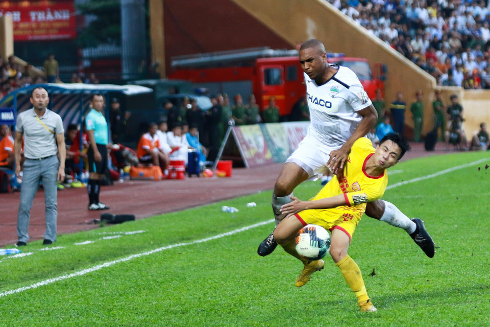 Trái ngược, các đồng đội của Văn Toàn chưa cho có màn thể hiện tốt. Trên hàng công, ngoại binh Felipe Martins chưa cho thấy được sự kết nối ăn ý với các đồng đội dù đã ghi 1 bàn thắng. (Ảnh: Nguyên An)