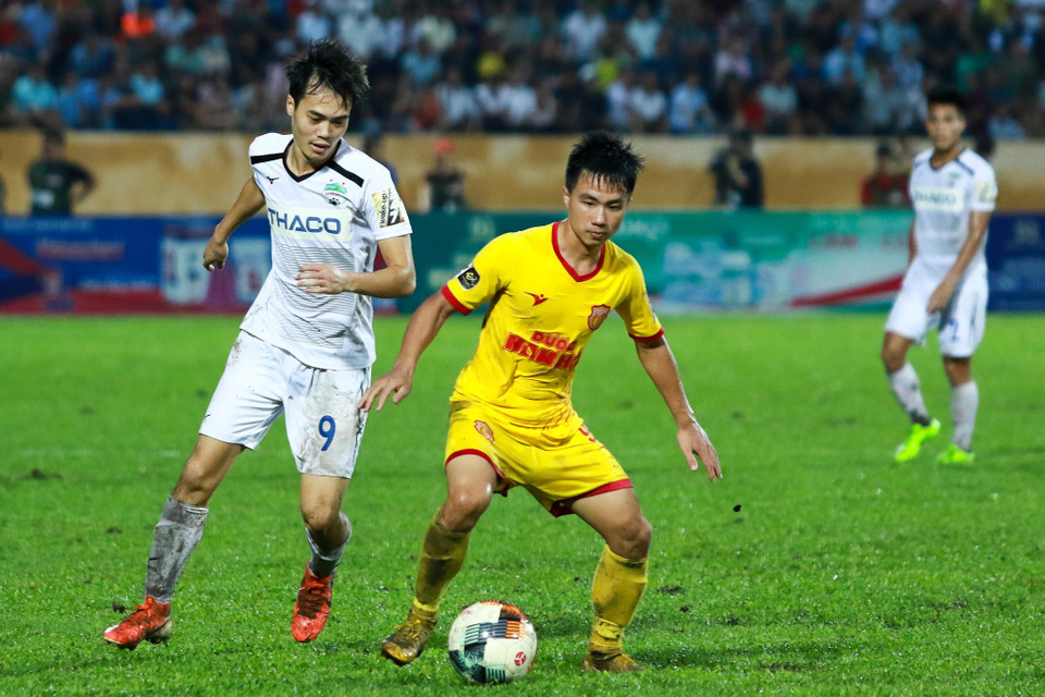 Tiền đạo tuyển Việt Nam chơi năng nổ bên hành lang cánh phải theo hướng tấn công. Một tình huống nỗ lực cướp bóng của cầu thủ này đã tạo cơ hội cho Minh Vương ghi bàn gỡ hoà 1-1. (Ảnh: Nguyên An)