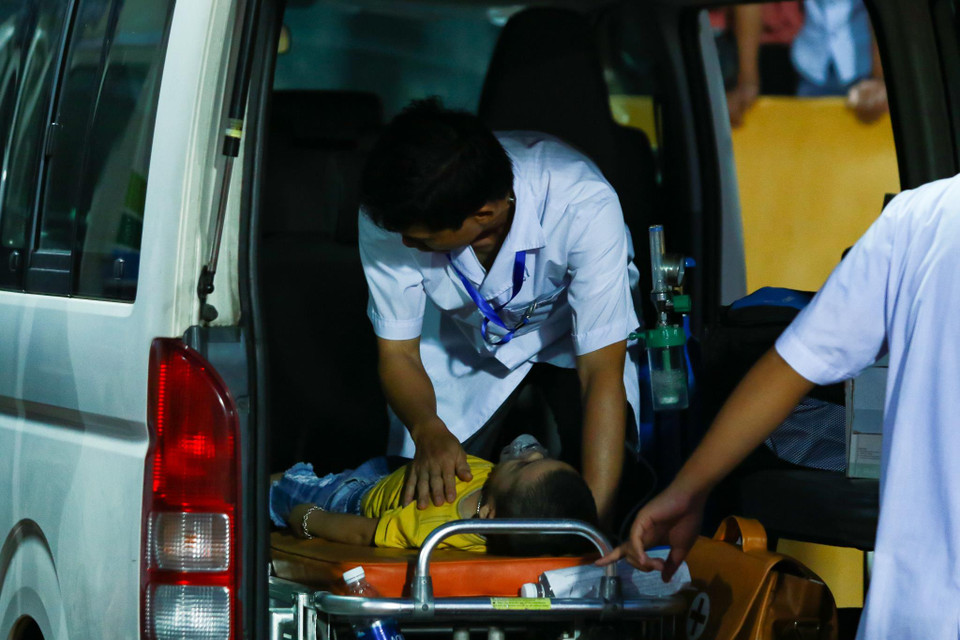 Hiện nguyên nhân khiến em nhỏ bị ngất chưa được xác nhận chính xác. Nhưng chắc chắn, một phần nguyên nhân tới từ việc em này phải đối mặt với lượng người quá đông đúc trên khán đài trong một trận "cầu đinh". (Ảnh: Nguyên An)