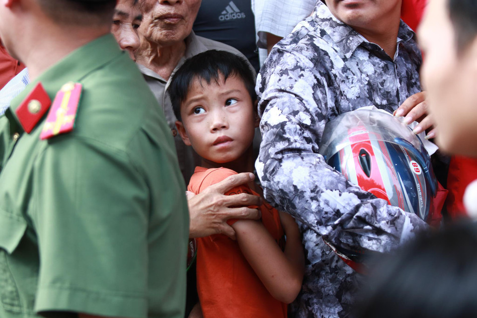 Với lượng người quá đông, việc người thân che chắn kỹ càng cho các bé đi cùng trở nên khó khăn. Vì thế, sự an toàn của các em nhỏ bị giảm đi đáng kể. (Ảnh: Nguyên An)