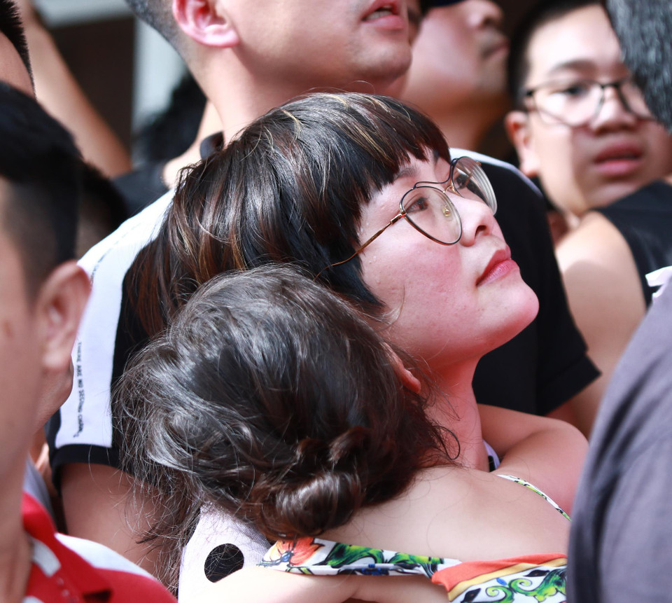 Tại Việt Nam, công tác tổ chức một trận bóng đá vẫn chưa thật sự chuyên nghiệp trong khi khán giả thiếu ý thức vẫn còn dẫn tới tình trạng chen lấn, xô đẩy. Điều đó vô tình khiến những trẻ em có mặt trên sân đối mặt với những sự cố nguy hiểm bất ngờ. (Ảnh: Nguyên An)