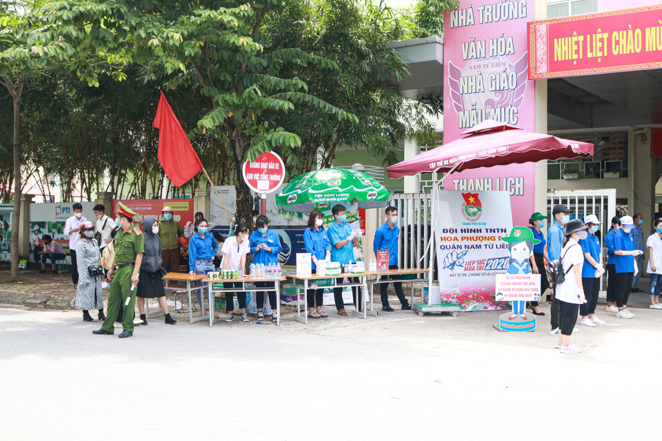 Một bạn thanh niên tình nguyện chia sẻ rằng cảm thấy vui vì góp sức mình vào công tác xã hội, đặc biệt trong bối cảnh dịch COVID-19 đòi hỏi toàn dân phải chung tay. (Ảnh: PV/Vietnam+)