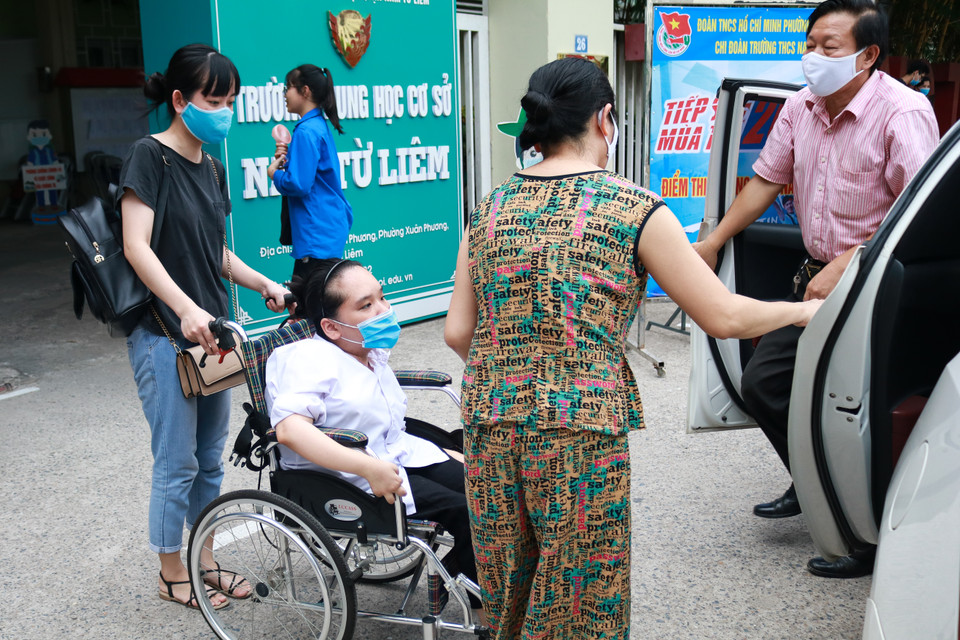 Một thí sinh đặc biệt, vui mừng khi hoàn thành kỳ thi tốt nghiệp THPT. Gia đình tự hào về em bởi những nghị lực lớn. (Ảnh: Phúc Tá/Vietnam+)