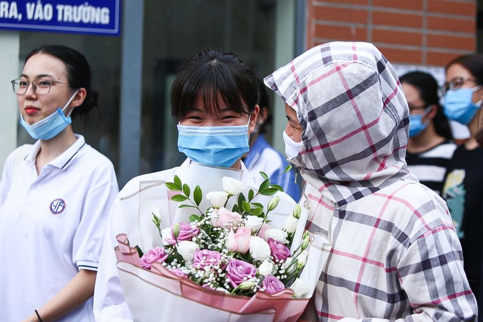 Chứng kiếm niềm vui của các thí sinh, phụ huynh đứng đợi bên ngoài điểm thi cũng vì thế mà vui mừng và không quên những lời động viên. (Ảnh: Phúc Tá/Vietnam+)